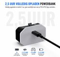 Zwarte en witte powerbank met blauwe LED's, USB-C kabel is aangesloten. Tekst: '2,5 uur volledig opladen powerbank'.
