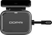 Zwarte DDPAI dashcam met een C-poort op de zijkant.