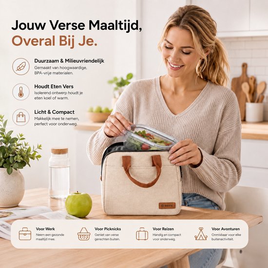 Vrouw met blonde haren in beige trui plaatst een voedselcontainer in een beige koeltas met bruine handvatten.