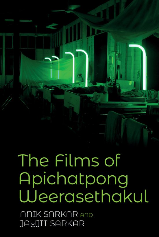 Couverture de livre intitulée 'The Films of Apichatpong Weerasethakul' sur fond sombre avec un lit garni de tubes éclairés en vert.