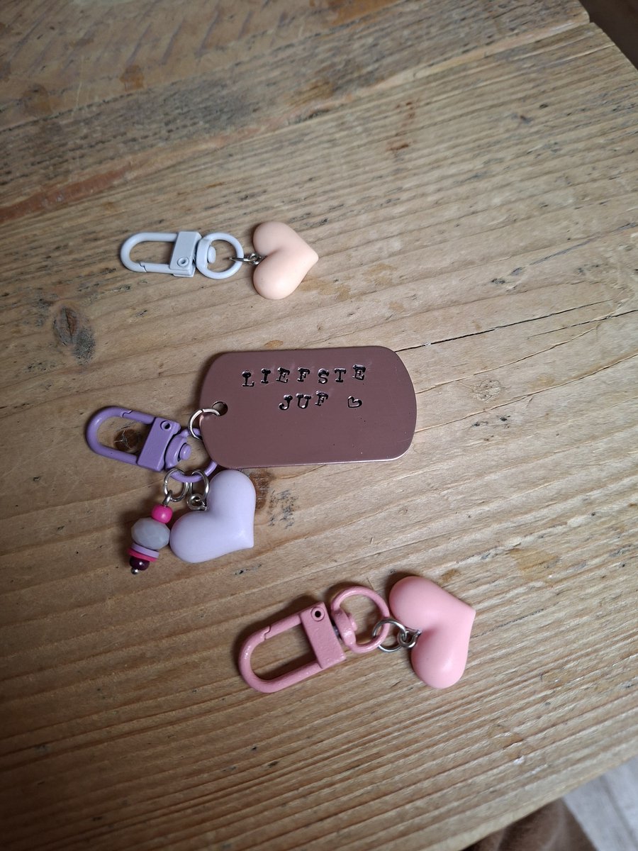 By_Evelien Liefste JUF - Sleutelhanger - Hart van goud - Graveren - Hartje - Uniek Cadeau - Tekst naar keuze - Top Juf - Beste Juf- Einde school jaar - Bso - Kinderdagverblijf