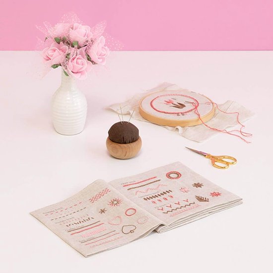 Borduur Sampler Boek - Steken Leerboek - Ambachtelijk Leren - 15 Verschillende Steken - 25.5 x 22.5 cm - Roze — afbeelding 2