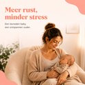 Moeder met slapende baby op schoot in een zachte stoel. Een baby verzorger. "Meer rust, minder stress. Een tevreden baby, een ontspannen ouder."