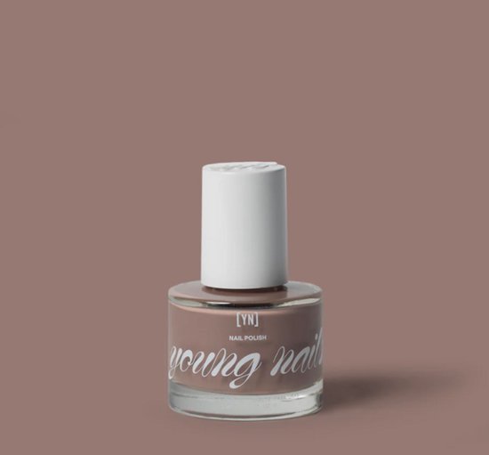 Een flesje Young Nails nagellak in de kleur 'Ghost Smoke' met witte dop.