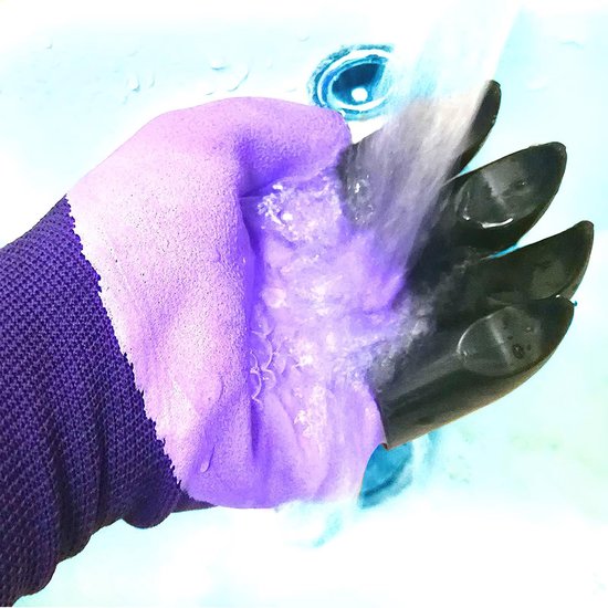 Paarse tuinhandschoen met zwarte ABS-klauwen wordt onder stromend water afgespoeld.
