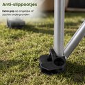 Gedetailleerde close-up van de zwarte anti-slipvoetjes van een campingstoel.