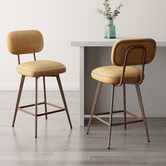 Twee bruine barkrukken met metalen frame en leren zittingen, op een houten vloer.