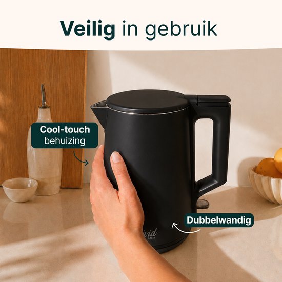 Zwarte, dubbelwandige waterkoker met 'cool-touch' behuizing. Een hand raakt de buitenkant aan.