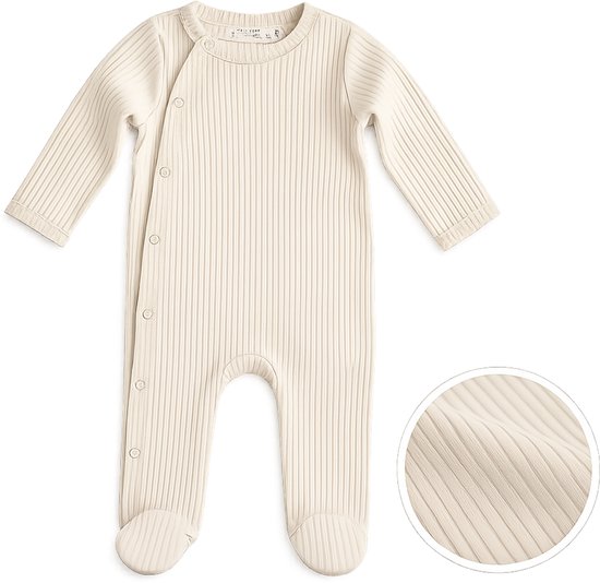 Pyjama bébé beige avec pieds, manches longues et fermeture à boutons-pression, avec détail du tissu.