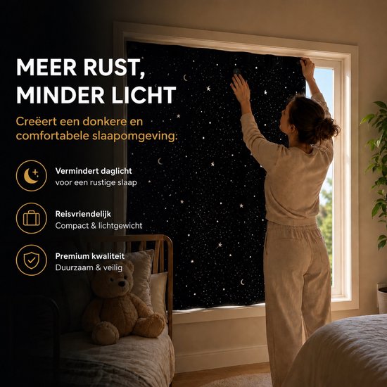 Vrouw hangt zwart sterren gordijn op, dat daglicht vermindert voor rustige slaap.