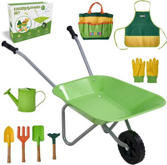 Groene kinderkruiwagen met tuingereedschappen, tas, schort en handschoenen. Ook een gieter en gereedschappen los.