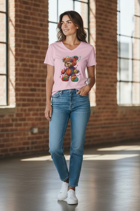 T-shirt rose pâle à col en V pour femme, manches courtes. Imprimé ours en peluche coloré avec des étoiles sur la poitrine.