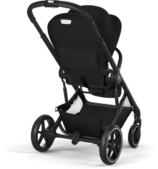 Zwarte kinderwagen met vier wielen, verstelbare duwstang en opbergmand.