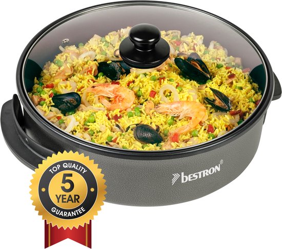 Elektrische hapjespan met paella, garnalen, mosselen en calamares.