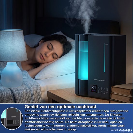 Zwarte Erikssøn luchtbevochtiger met groen oplichtende tank, die mist uitstoot, naast een slapende vrouw in een slaapkamer met gedimd licht.