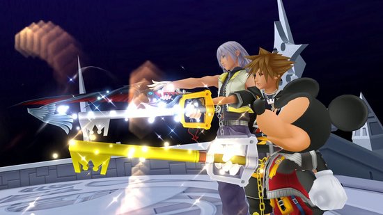 Riku en Sora kijken naar een sleutelzwaard met Mickey, PS5 Kingdom Hearts III.