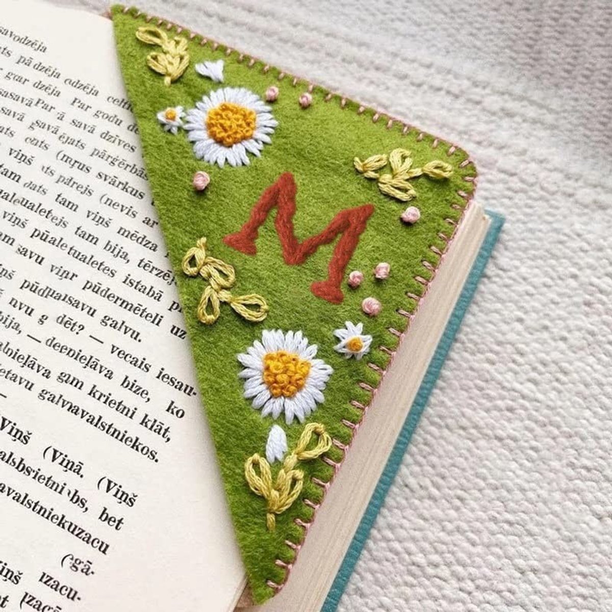 Dailygoods- Bladwijzer Handgeborduurd - 26 Letters Gepersonaliseerd - Hoekbladwijzer - Vilt - Seizoenen - Geschenken voor Boekliefhebbers - Boekenlegger
