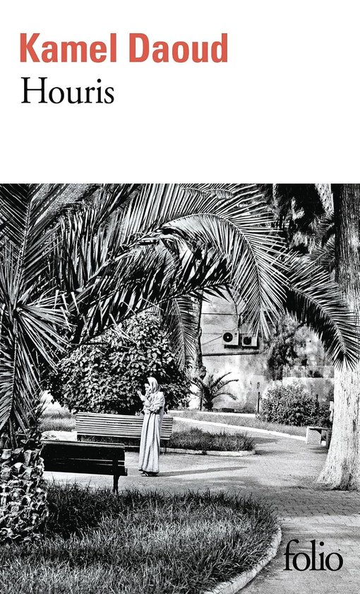 Kamel Daoud Houris, livre avec sur la couverture une photo noir et blanc d'une personne en habit long sous des palmiers.