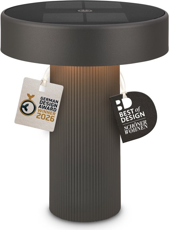Lampe de table anthracite, pied côtelé, abat-jour rond, panneau solaire. Avec étiquettes 'German Design Award Winner 2026' et 'Best of Design'.