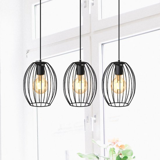 Trois suspensions métalliques noires avec un design ouvert en cage, suspendues devant une fenêtre.