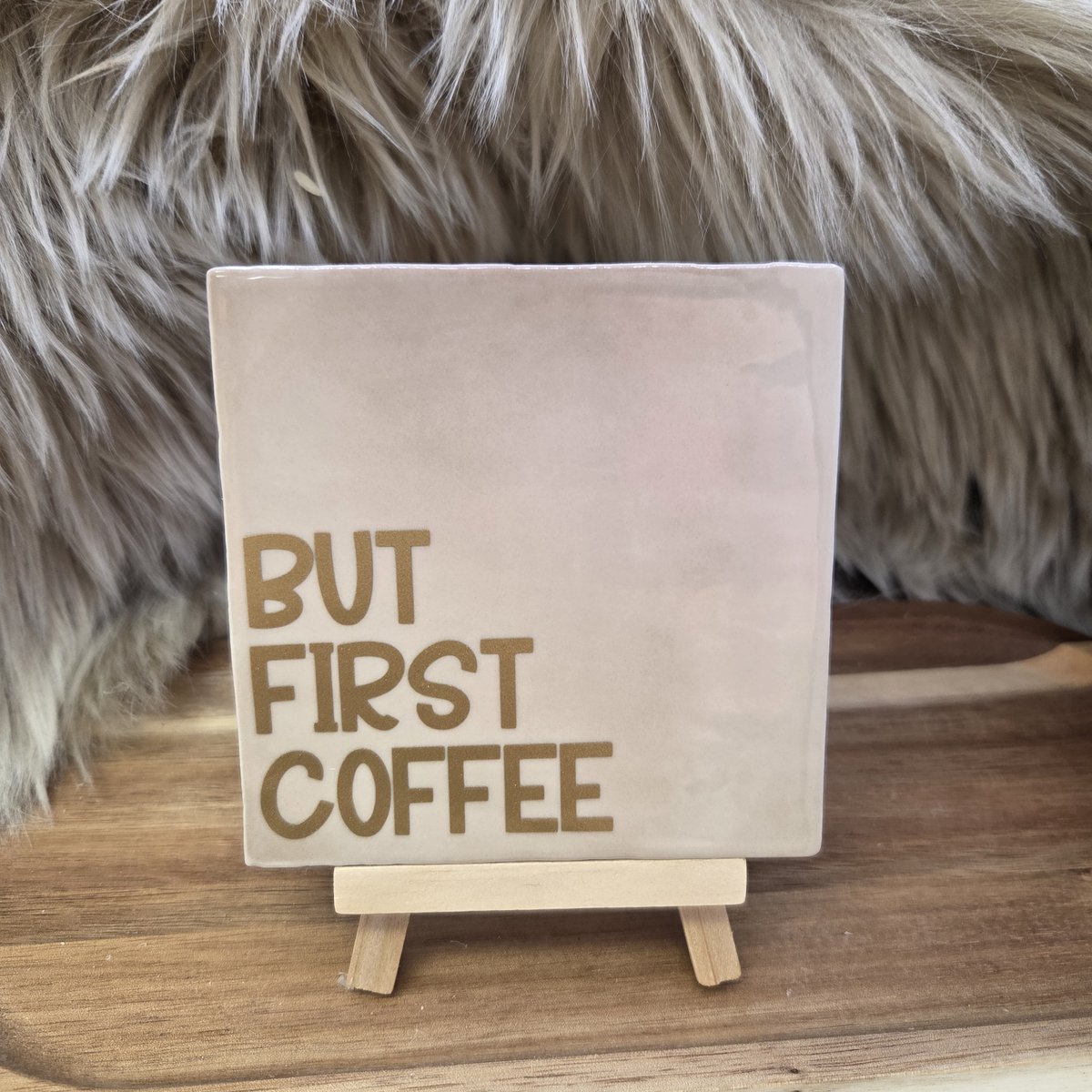 Robuust wenstegeltje – But First Coffee – Hip trendy tegeltje – 10x10 cm – Stijlvolle Keukendecoratie – Cadeau voor Koffieliefhebbers, Collega, Vriendin of Zomaar – Trendy nu