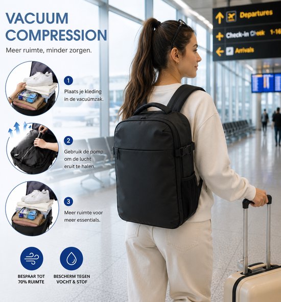 Vrouw met zwarte rugzak op luchthaven. Instructies voor vacuümcompressie: kleding plaatsen, lucht eruit halen, meer ruimte.