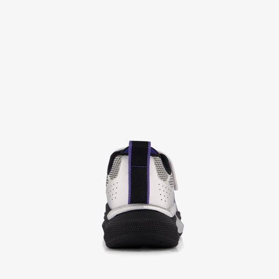 Achterkant van een witte sneaker met paarse en zwarte accenten en een lus.