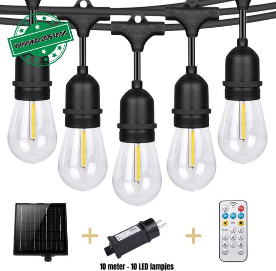 Vijf LED-lampen aan een zwarte kabel, met zonnepaneel, AC adapter en afstandsbediening. Tekst 'Vernieuwde 2026 versie'.