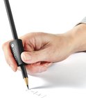 Een hand die een potlood vasthoudt met een zwarte penverdikker.