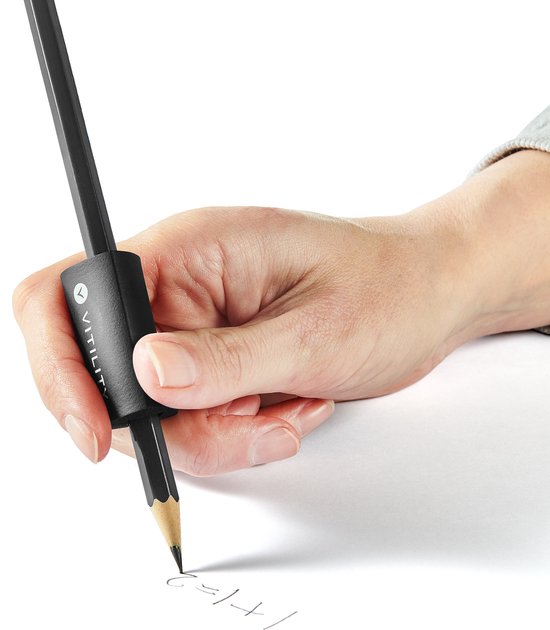 Een hand die een potlood vasthoudt met een zwarte penverdikker.