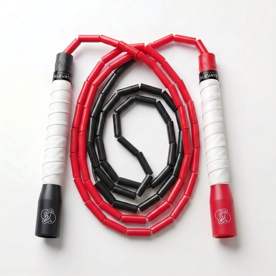 Een zwart en rood kralen springtouw met witte handvatten, liggend op een witte achtergrond.