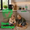 Zwarte KRAFT waterkoker met LED-display in een keuken. Twee kinderen spelen op de vloer. "Sterk Beveiligd"