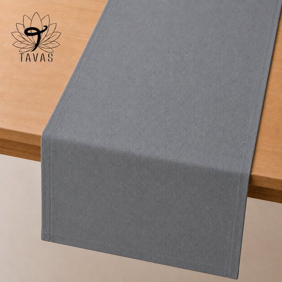 Un chemin de table d'aspect lin gris perle de Tavas repose sur une table en bois.