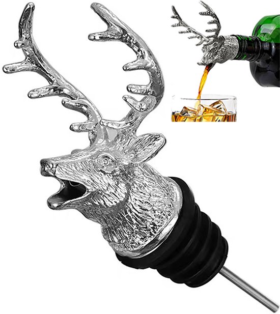 Zilveren schenktuit met hertenkopdesign, passend op een fles, met een glas op de achtergrond.