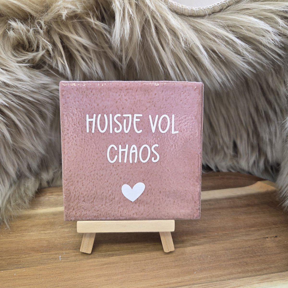 Robuust Wenstegeltje – Huisje vol Chaos – Hip trendy tegeltje – Wanddecoratie – Cadeau voor Nieuwe Woning, Housewarming of Gezinscadeau – Sfeervol en Persoonlijk - Vriend(in) – Trendy nu – Decoratief Tegeltje met Standaard – Cadeau Idee