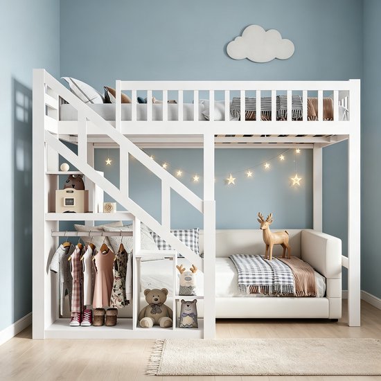 Wit houten hoogslaper met trap, kledingkast, bed met teddyberen en sterrenverlichting.