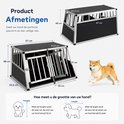 Afmetingen van zwarte en aluminium hondenbench met hellend front en verticale spijlen.