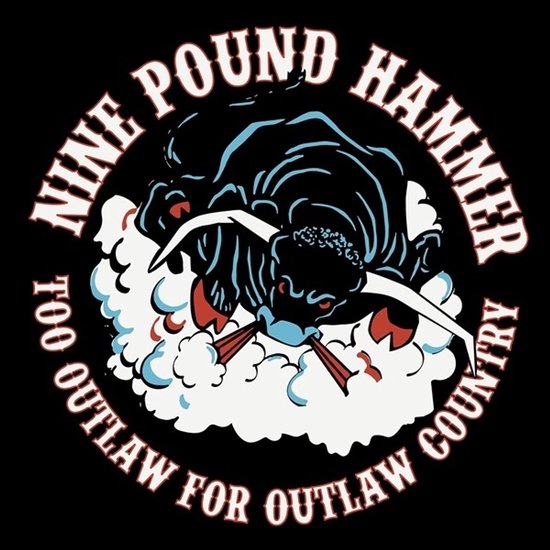 Zwarte stier met rode ogen en witte hoorns, omringd door witte rook. Tekst: NINE POUND HAMMER TOO OUTLAW FOR OUTLAW COUNTRY.