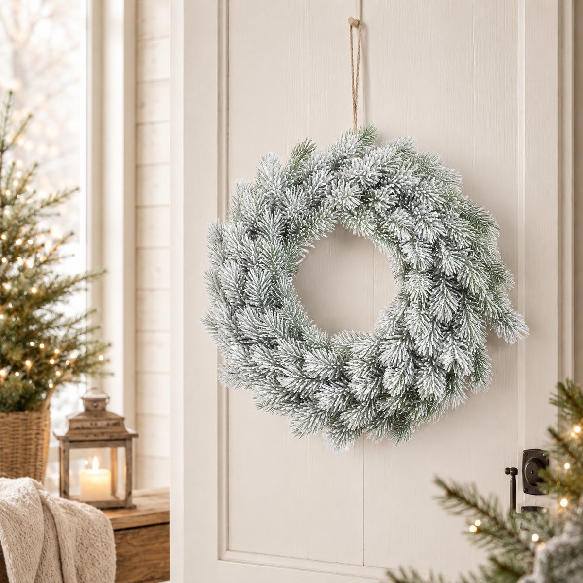 Witte Kerstkrans met Sneeuw Ø 40 cm – Winterse Deurkrans met Dennenappels – Ronde Kerstdecoratie voor Binnen en Buiten – Houten Kerstkrans – Wit – foto 3