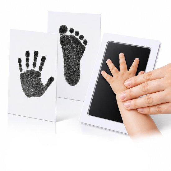 Empreintes de mains et de pieds de bébé sur des cartes blanches, avec une petite main pressée dans un tampon encreur.