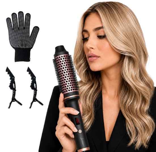 Vrouw met lang blond haar houdt een zwarte en koperkleurige warmteborstel vast met digitale temperatuurweergave. Naast de borstel: een zwart antislip handschoen en twee zwarte haarclips.