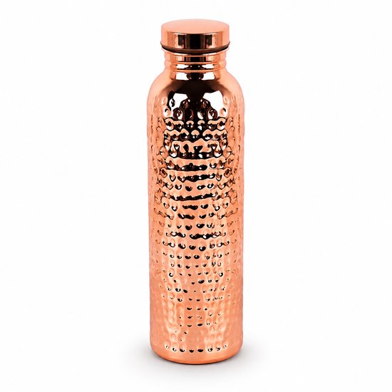Koperen waterfles met hamerslag textuur, staand op een witte achtergrond.