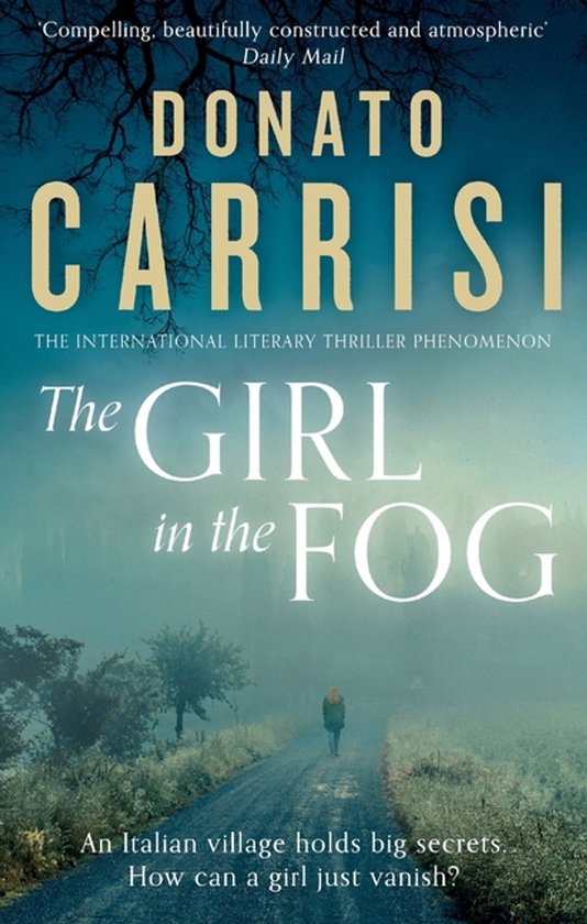Couverture du livre 'The Girl in the Fog' de Donato Carrisi, avec une forêt brumeuse et une fille sur un chemin.