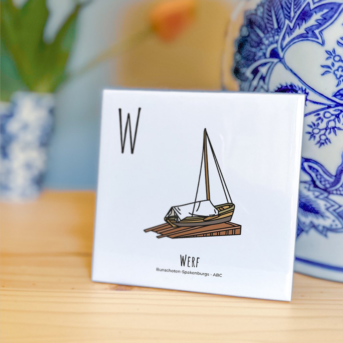Werf - ABC tegeltje Bunschoten-Spakenburg - Keramiek met Handgetekende Illustratie - Wanddecoratie - Woondecoratie - Relatiegeschenk - Souvenir - 10,8 x 10,8 cm