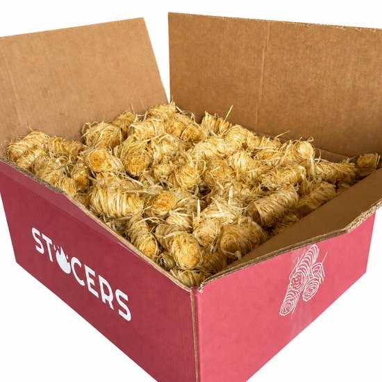 Een open papieren doos gevuld met kleine, lichtgele aanmaakkrullen. Het merk "STOCERS" is aan de zijkant in witte letters geschreven.