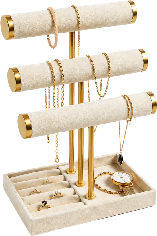 Beige fluwelen sieradenhouder met drie niveaus en gouden details. Gevuld met kettingen, een horloge en ringen.