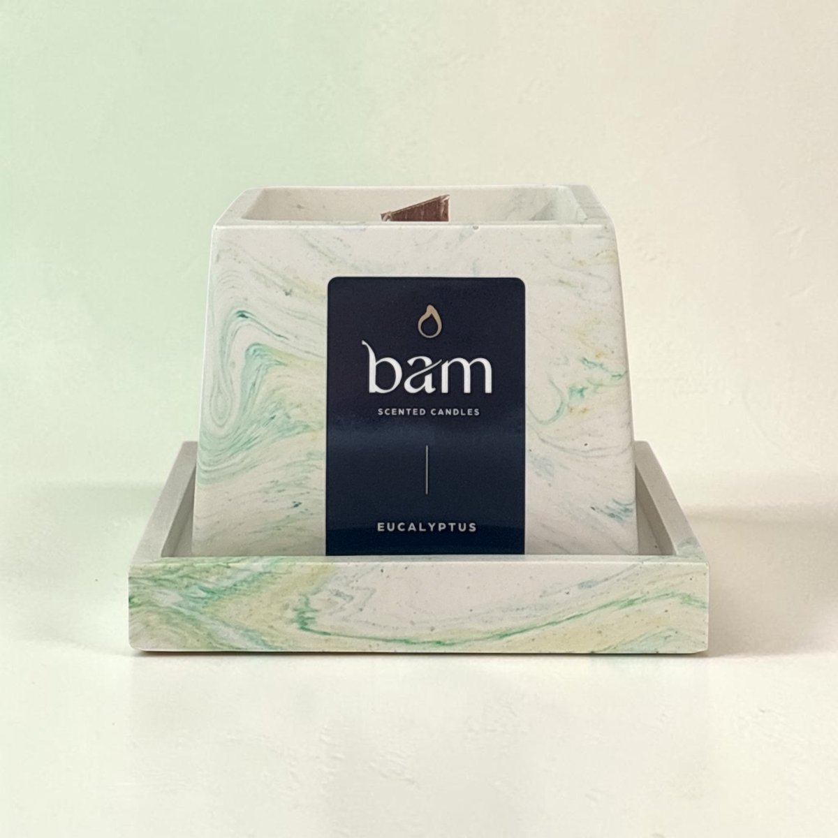 Bam Eucalyptus Geurkaars met Schaaltje – Houten Wiek – Zonnebloemwas – Geel-Groen Gemarmerd – 106 g wit geel groen gemarmerd