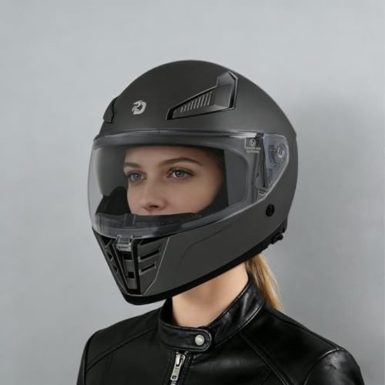 Matzwarte integraalhelm met getint vizier, gedragen door een vrouw met een zwarte leren jas.