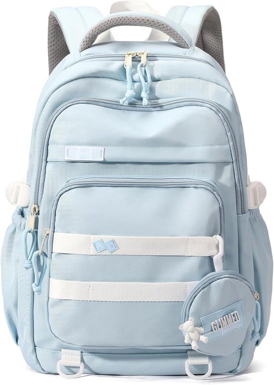 Sac à dos bleu clair avec des rayures blanches, une petite pochette ronde avec un charme d'ours et un nœud papillon blanc.