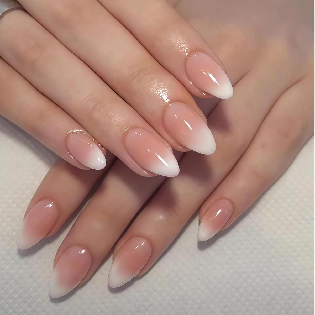28 stuks Korte Amandelvorm Plaknagels Roze Wit Verloop Zelfklevende Kunstnagels in 15 Maten Nageldesign Set